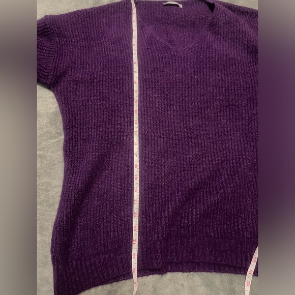 Like new! Wool blend v-neck purple sweater - Picture 9 of 9